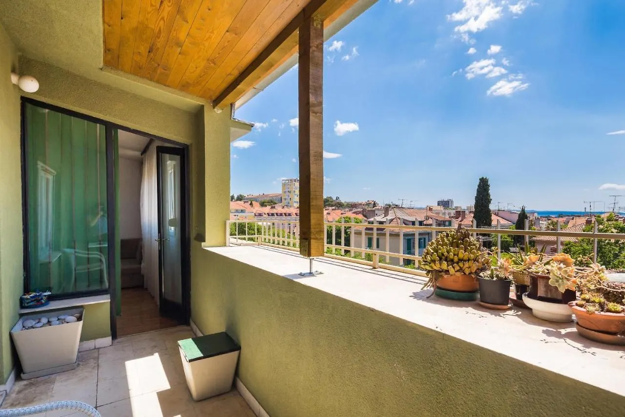 Big 80 M2 Apt With Balcony In The Heart Of Spalato