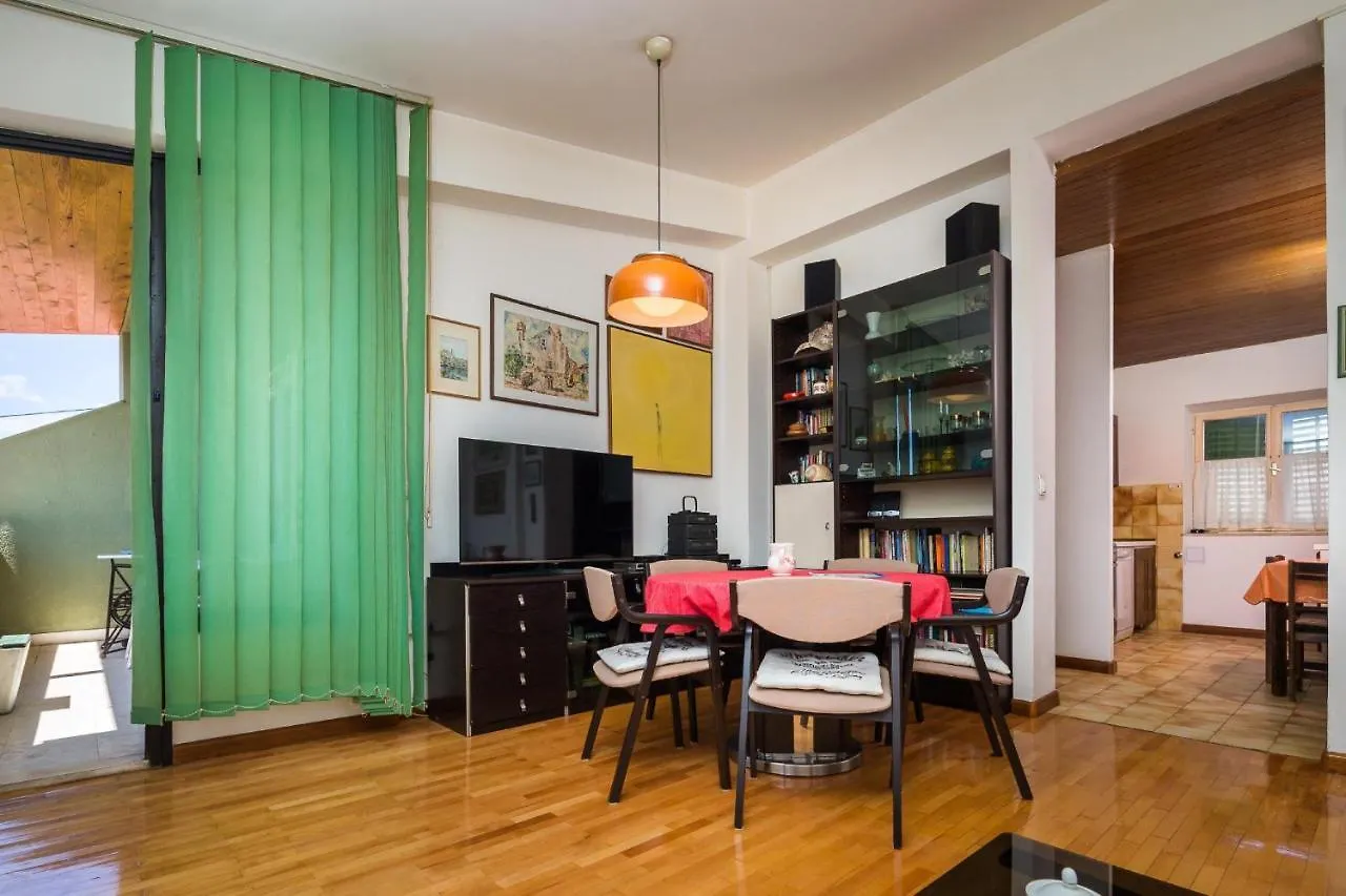 Big 80 M2 Apt With Balcony In The Heart Of Spalato